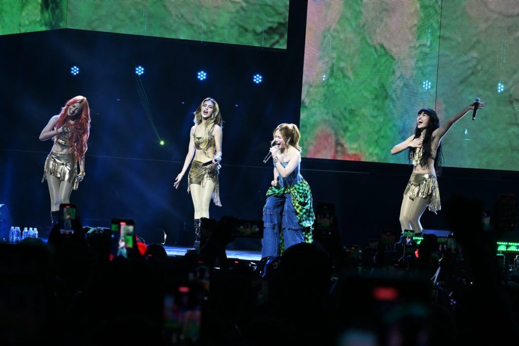 Singer-songwriter Yeng Constantino harmonized with the PPop trio of G22.